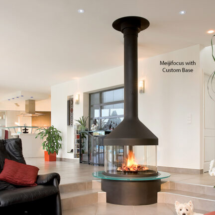 Central woodburning fireplace: modern design. 360° GLASS FIREPLACE