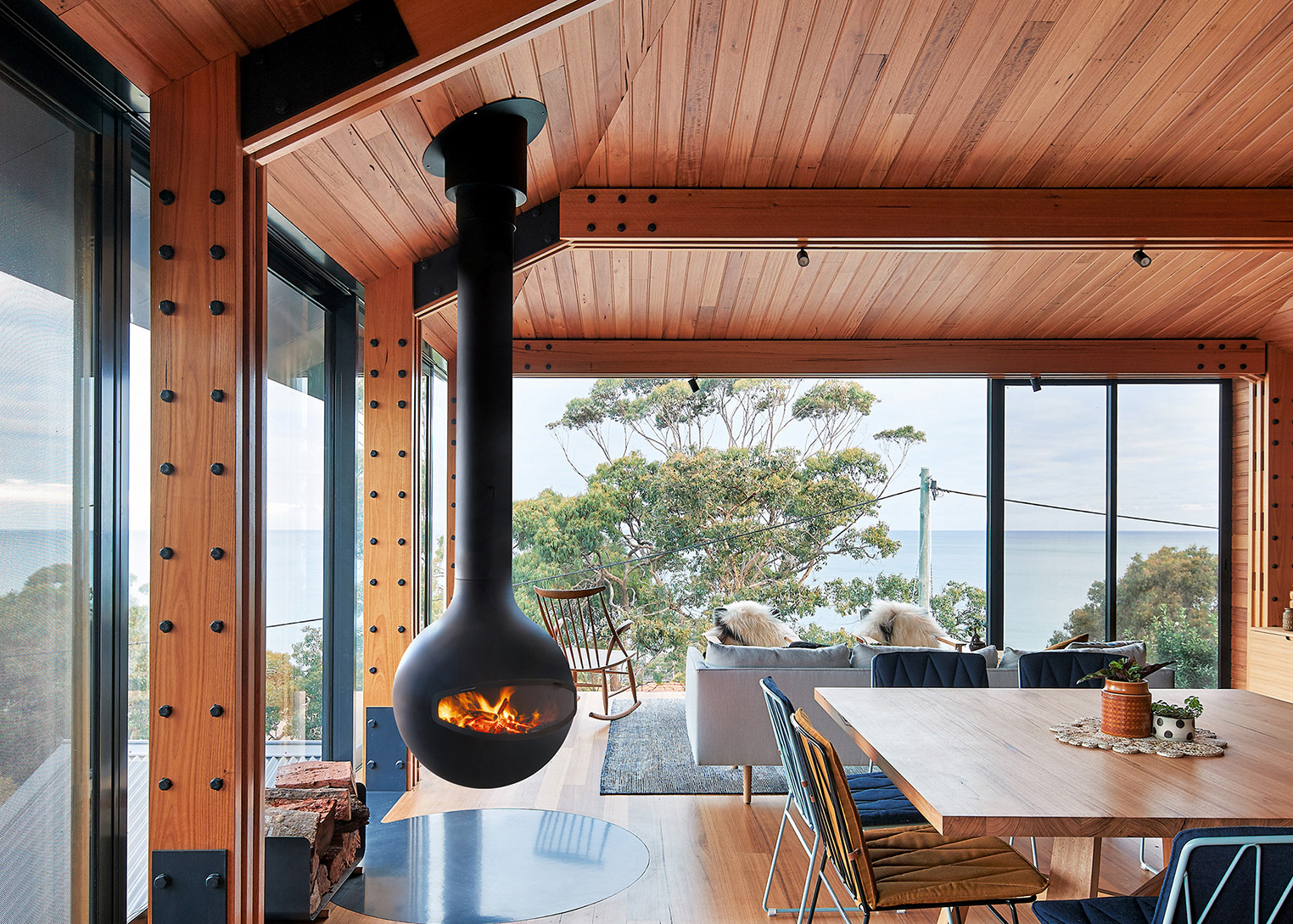 Round rotating fireplace in a modern Cabin by Focus Fires